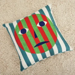 Dusen Dusen Pillow, Face DECOR
