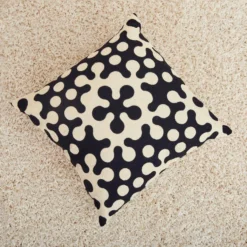 Dusen Dusen Pillow, Atom