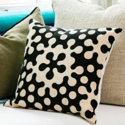 Dusen Dusen Pillow, Atom